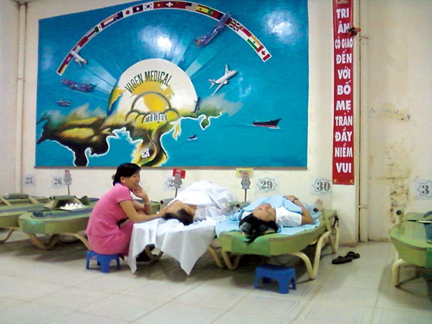 Vừa nằm thử máy, bệnh nhân lại được nhân viên hỏi thăm sức khỏe rất chu đáo.